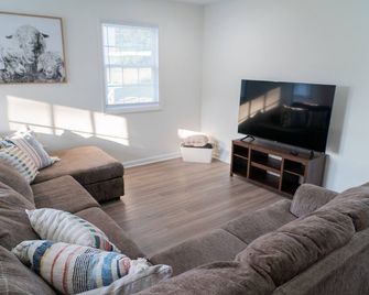 NEW! Farmhouse- Backyard of Shenandoah Nat'l Park - Luray - Living room