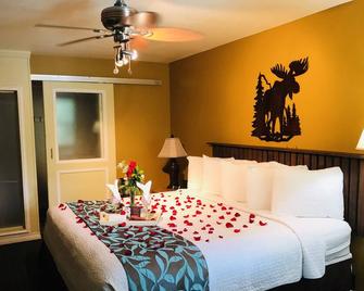 The Lodge - Eureka Springs - Bedroom