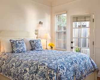 Two Bedroom Craftsman Cottage, near downtown Santa Barbara - Santa Barbara - Bedroom