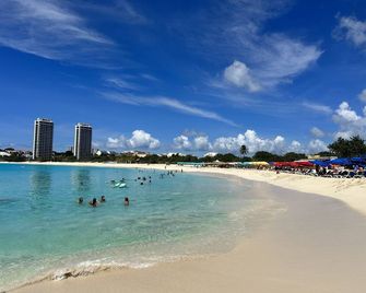 A Beautiful 3 Bedroom Condo in St. Marrten! Come with Friends or Family! - Philipsburg - Strand