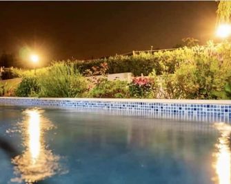 Farmhouse Sleeps 8 With Pool & Horses - Alcobaça - Bazén