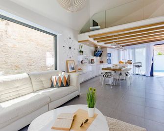 Beautiful Home In Sutivan With Wifi - Sutivan - Living room