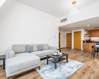 Urban Getaway 1br At Mog 207, Al Furjan By Deluxe Holiday Homes - Dubai - Living room
