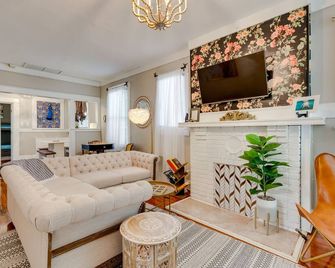 Lovely Mobile Home with Smart TV 2 Mi to Downtown! - Mobile - Salon