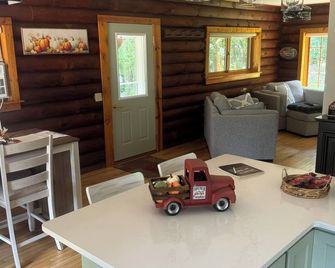Westby Hideaway: Charming & Cozy 2-Bedroom Cabin on a Peaceful Dead-End Road. - Westby - Comedor