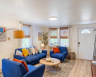 Quiet City Retreat Near Light Rail, Downtown & Stadiums! - Seattle - Living room