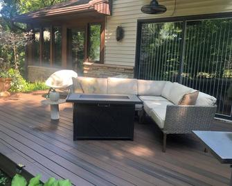 Fully decked out 4 Bdrm, relaxing backyard retreat. Minutes from Epic - Verona - Binnenhof