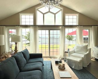 Cottage in Muskoka, Georgian Bay. 3 bed 2 bath with shallow entry beach - Port Severn - Living room