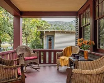 Welcome to Ravennity! Very close to Light Rail, UW, Greenlake - Seattle - Patio