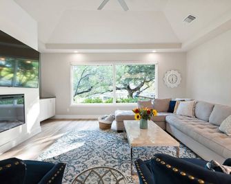 Waterside Dream - Waterfront Home On Lake Lbj - Kingsland - Living room