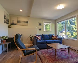 Comfortable one bedroom by the ocean - Cowichan Bay - Living room