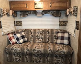 The Rambling Rose - Cozy Rv in tranquil setting in town - Stephenville - Living room