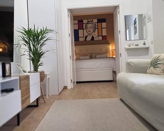 Charming 2-bedroom apartment with WiFi, AC in tranquil Alcalá de los Gazules - Alcalá de los Gazules - Sala de estar