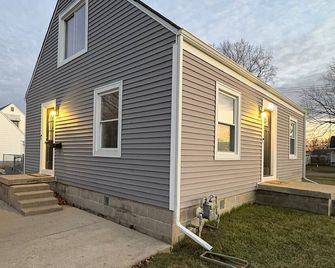 Greenwave Cottage-Fully furnished 3 Bedroom home on the west edge of Mattoon - Mattoon - Gebäude