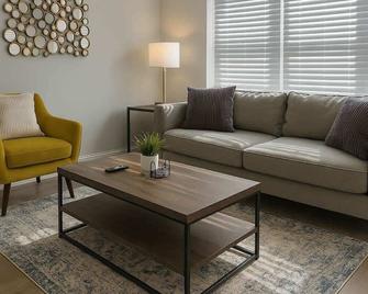 3br Apt - Prime & Spacious - Chicago - Living room