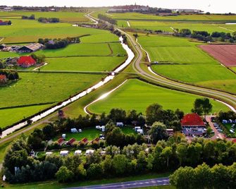 B&B en camping Welgelegen - Warkum - Außenansicht