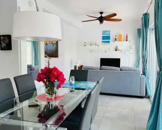 Modern villas at Grace Bay, Turks and Caicos Islands - Providenciales - Dining room