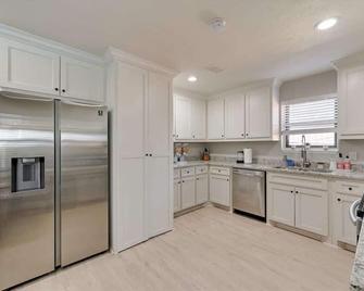 Beautiful Modern Home Pool for Groups and Families - Plano - Kitchen