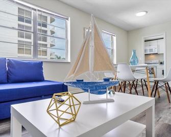 Cozy 1BR Intracoastal View, 5mins Beach & Airportbr-Ideal for Long Stays - 西棕櫚海灘 - 客廳