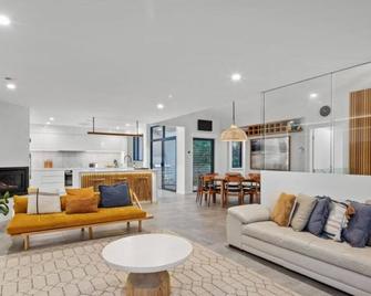 Mimosa Lodge - 250m to Chinamans Beach in Jervis Bay! - Hyams Beach - Pokój dzienny