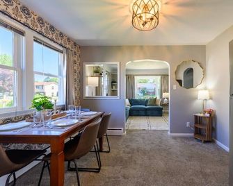 Lake Views | King Bed | Fenced - Alpena - Eetruimte