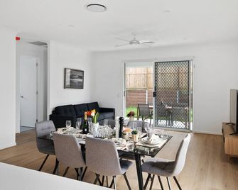 Brandnew 4BR modern family home Park Ridge - 파킨슨 - 다이닝룸