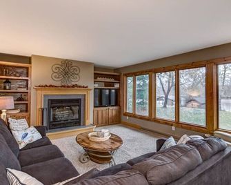 A Shore Thing on the Eau Claire River - Eau Claire - Living room