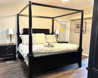 Charming fully remodeled Cave Creek getaway situated on 2.5 gated acres. - Cave Creek - Bedroom