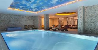 Ramada Hotel & Suites by Wyndham Istanbul Atakoy - Istanbul - Kolam