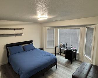 Modern Golf Oasis. - Keizer - Bedroom