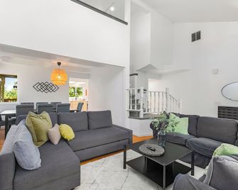 Bodur's Rustling Leaves Ev Charge Bbq - Renton - Wohnzimmer