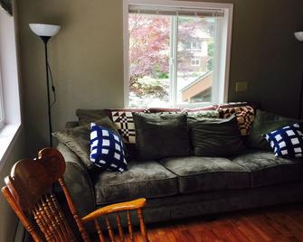 Modern 2 Bedroom Rental, Minutes From Beach And Boat Launch. - Ketchikan - Living room