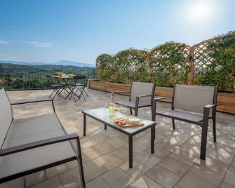 Elegant Panoramic Two-Room Apartment. Treiso Belvedere 1, Elegante Bilocale Panoramico. Treiso Belve - Treiso - Balcony