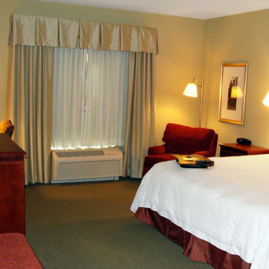 Bedroom view of Hampton Inn Calera