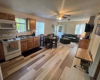 Charming 2-bedroom cottage in welcoming Grand Marais, Michigan. - Grand Marais - Cocina
