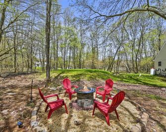 Pocono Chalet with Spacious Yard .5 Miles from community Beach, Lake and Pool! - Albrightsville - Patio