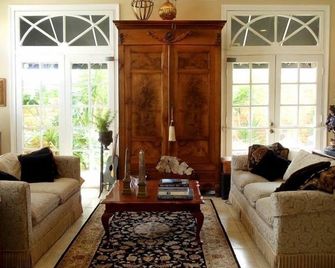 5-Star Immaculate Upscale 4 Bedroom, 3.5 Bath Home Sleeps 8 /10 With 2 Rollaways - Biloxi - Living room