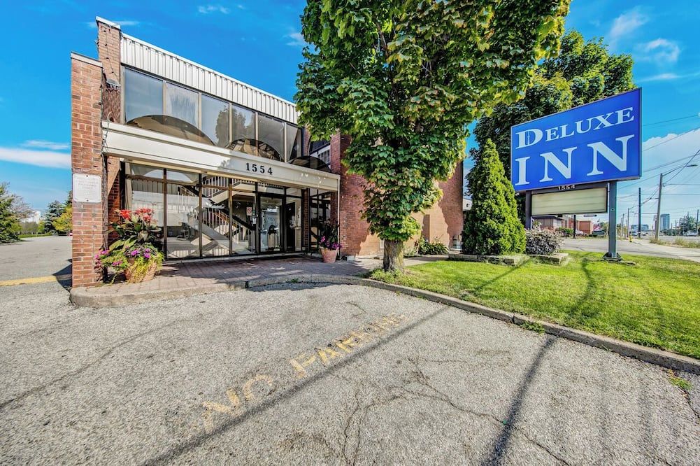 Deluxe Inn thumbnail 2