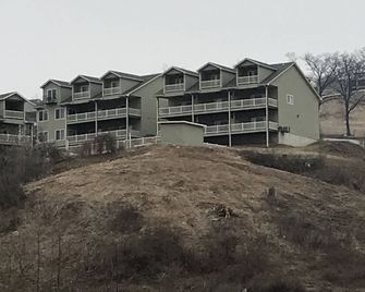 Perfect Weekend Getaway! Condo With Great River Views! Pool! - Grafton - Building