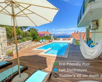 Eco Sunshine Apartments Lumbarda - Lumbarda - Bể bơi