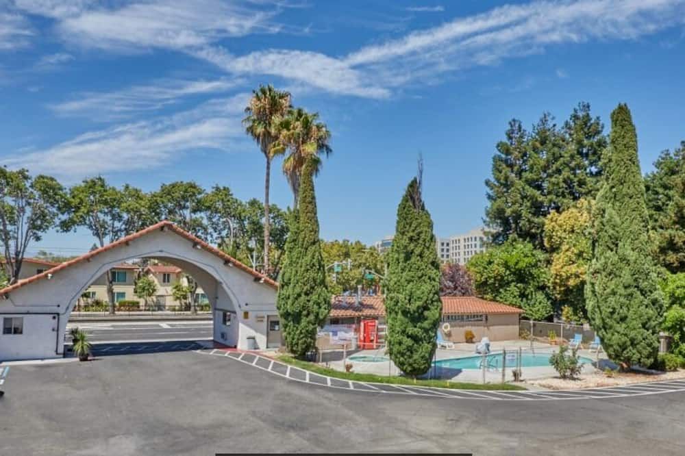 Super 8 by Wyndham San Jose Airport thumbnail 2