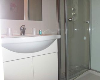 Hotel Le Colbert epernay - Épernay - Bathroom