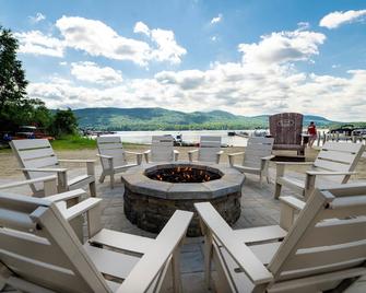 سكوتيز ليكسايد ريزورت - لاكي جورج - شرفة مرصوفة