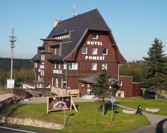 Hotel Pomezi - Teplice - Gebouw