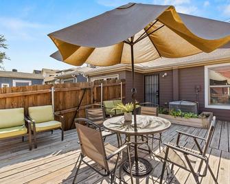 Modern 3 Bedrooms Home Just 5 minutes to Deep Ellum - Dallas - Balcony