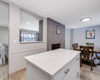 Centrally located home in Minnetonka with great outdoor space! - Minnetonka - Eetruimte