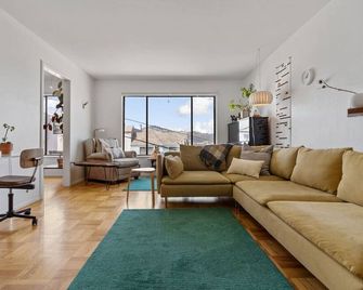 Two Bedroom Home Near the Freeway for Easy Access - San Francisco - Living room