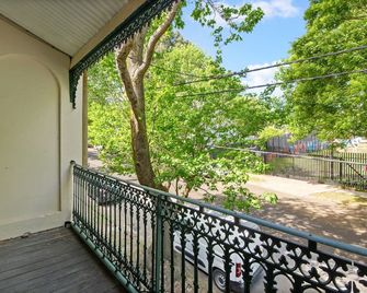 Stylish 2-Bed House with Private Courtyard - Sydney - Ban công