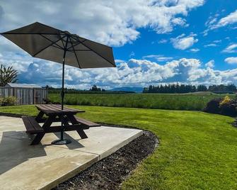 Modern 3 Bedroom Farmhouse of Dundee - Amazing Views, Fire Pit and Comfort - Dundee - Patio