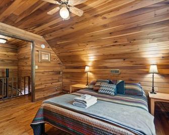 Large Cliffview Resort Vacation Cabin. Private Fishing Pond, Pool Table, Hot Tub - Campton - Camera da letto